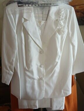 Vintage, Elegant White Women's Blazer Jacket with Floral Detail